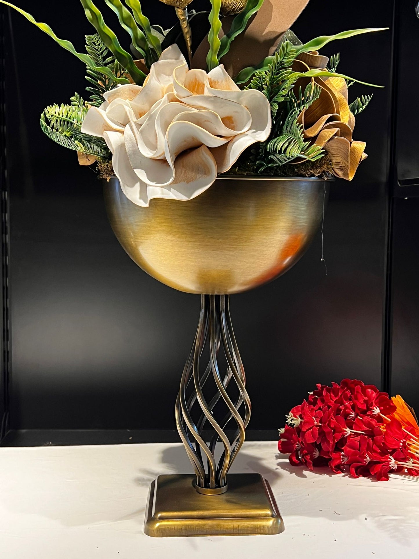 VAZO DEKOR Burgu Ayaklı Eskitme Altın Metal Kadeh Vazo ve Dekoratif Obje