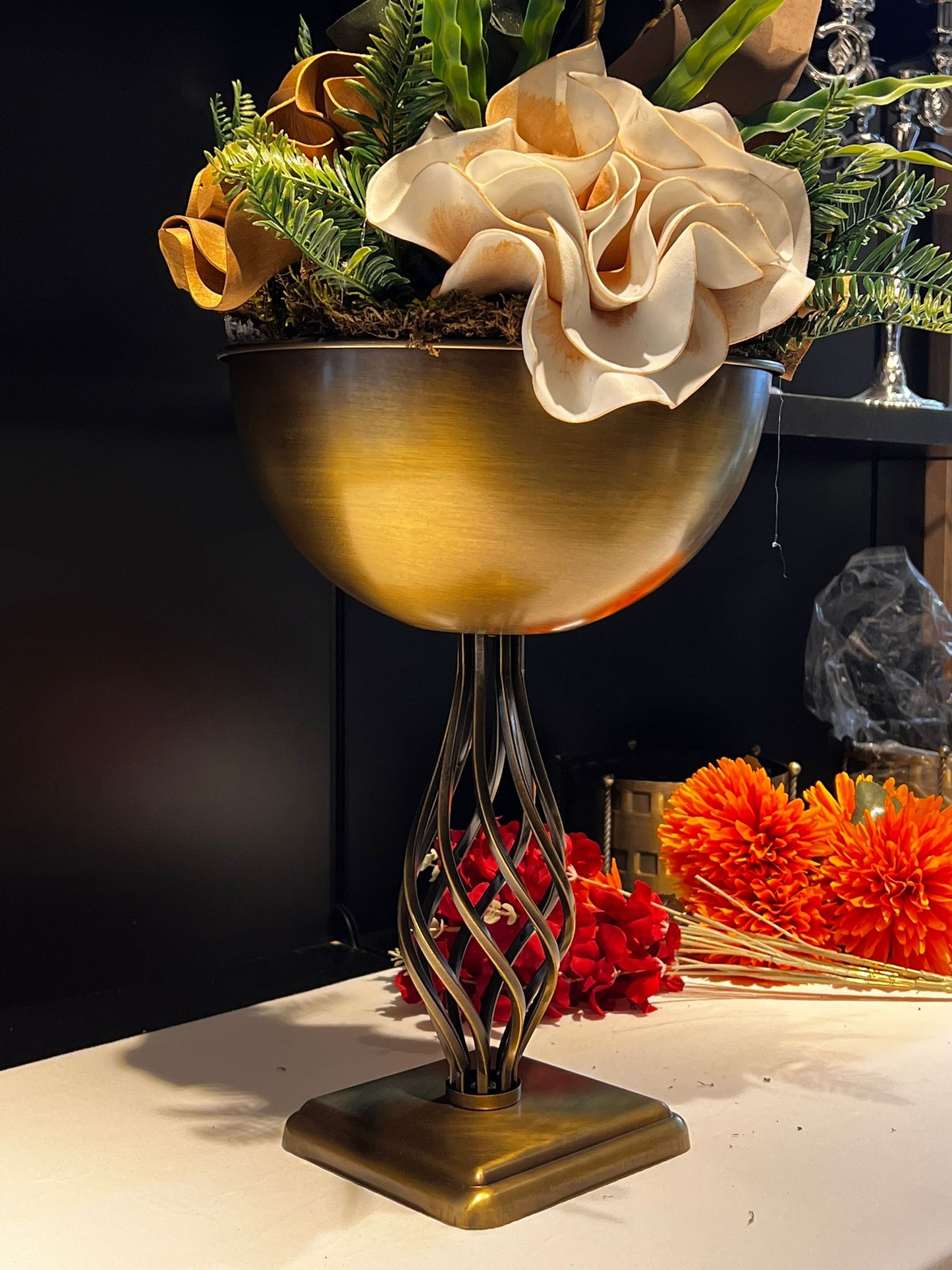 VAZO DEKOR Burgu Ayaklı Eskitme Altın Metal Kadeh Vazo ve Dekoratif Obje