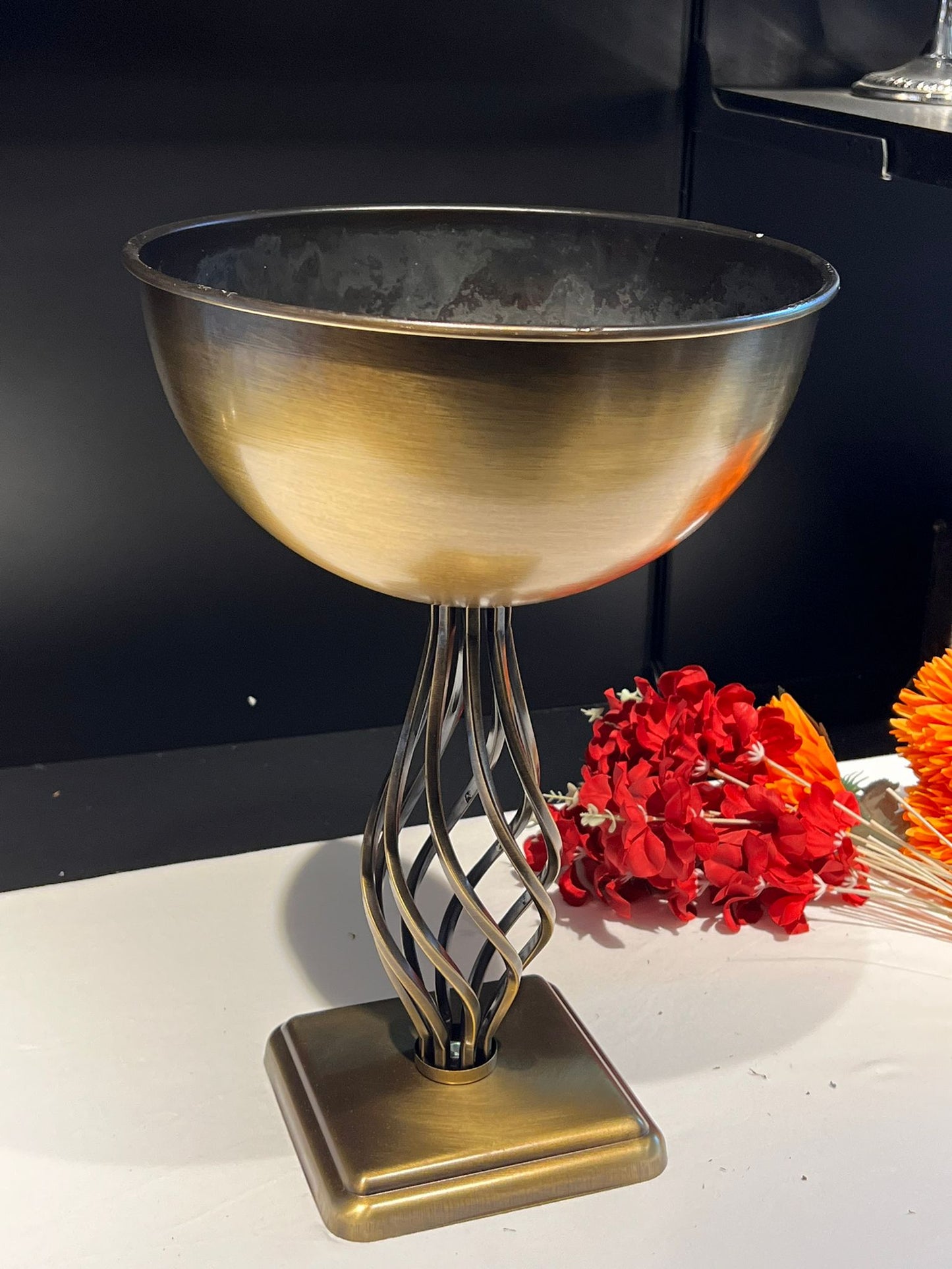 VAZO DEKOR Burgu Ayaklı Eskitme Altın Metal Kadeh Vazo ve Dekoratif Obje