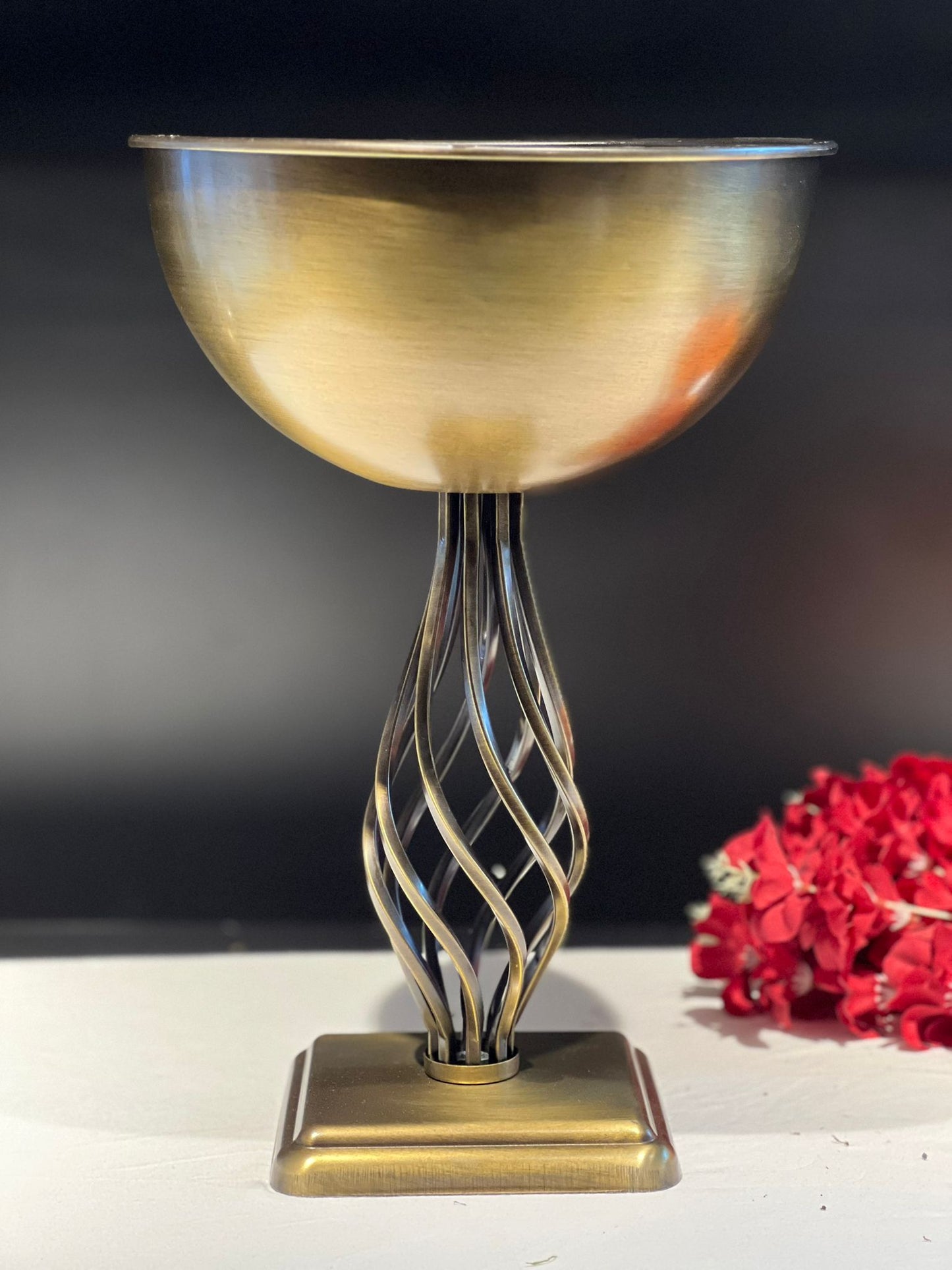 VAZO DEKOR Burgu Ayaklı Eskitme Altın Metal Kadeh Vazo ve Dekoratif Obje