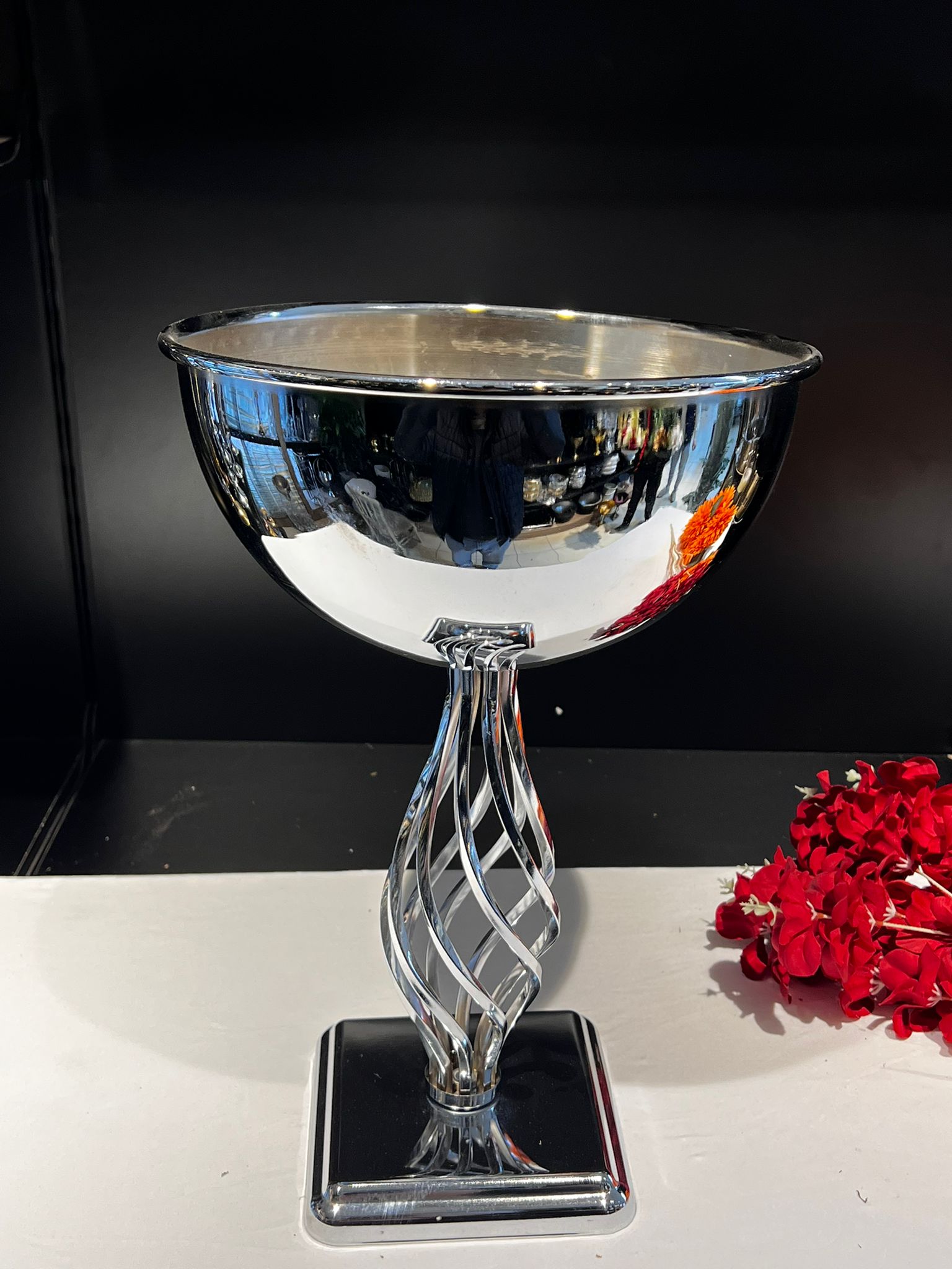 VAZO DEKOR Burgu Ayaklı gümüş renk Metal Kadeh Vazo ve Dekoratif Obje